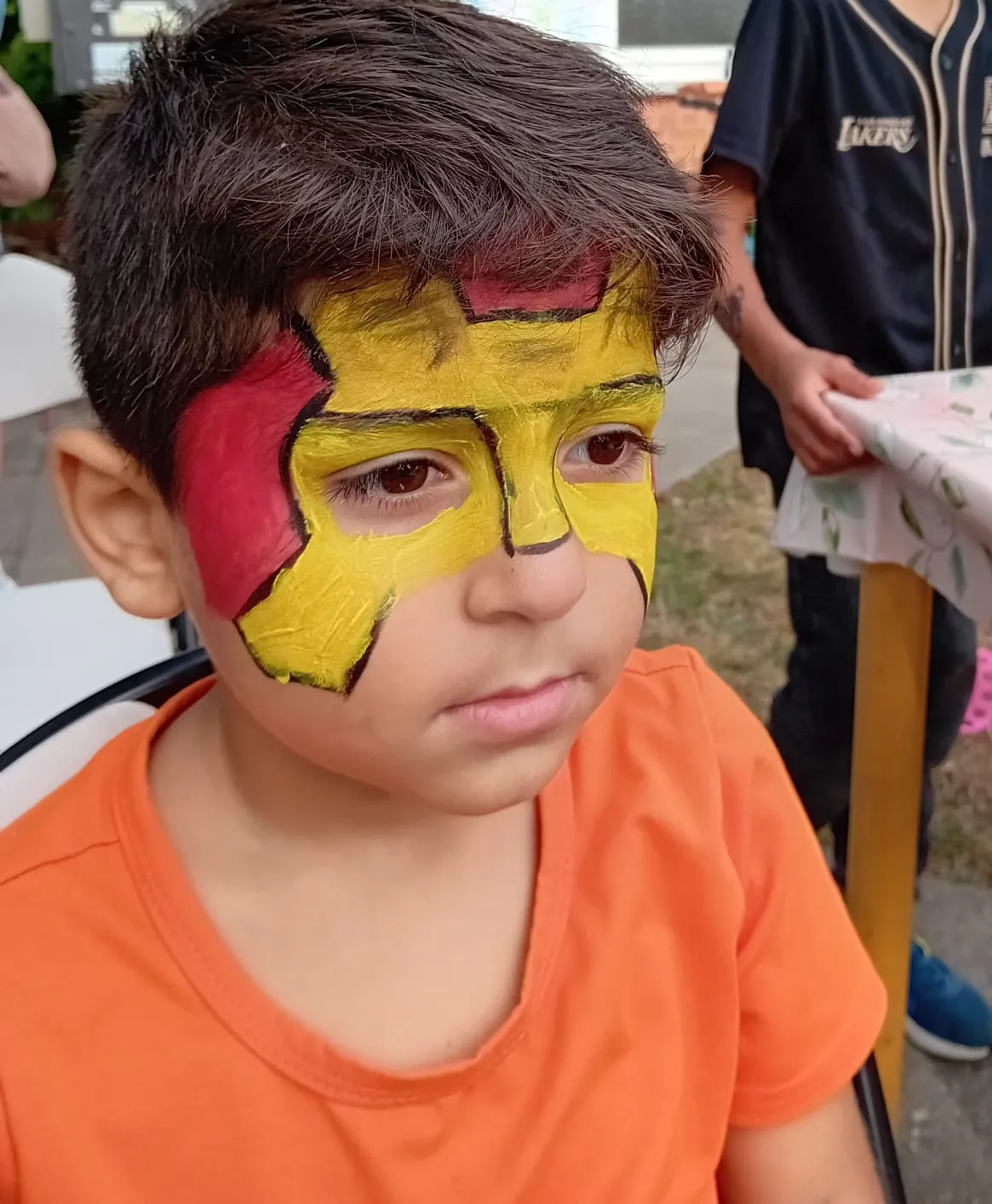 Kind mit Gesichtsbemalung beim Sommerfest